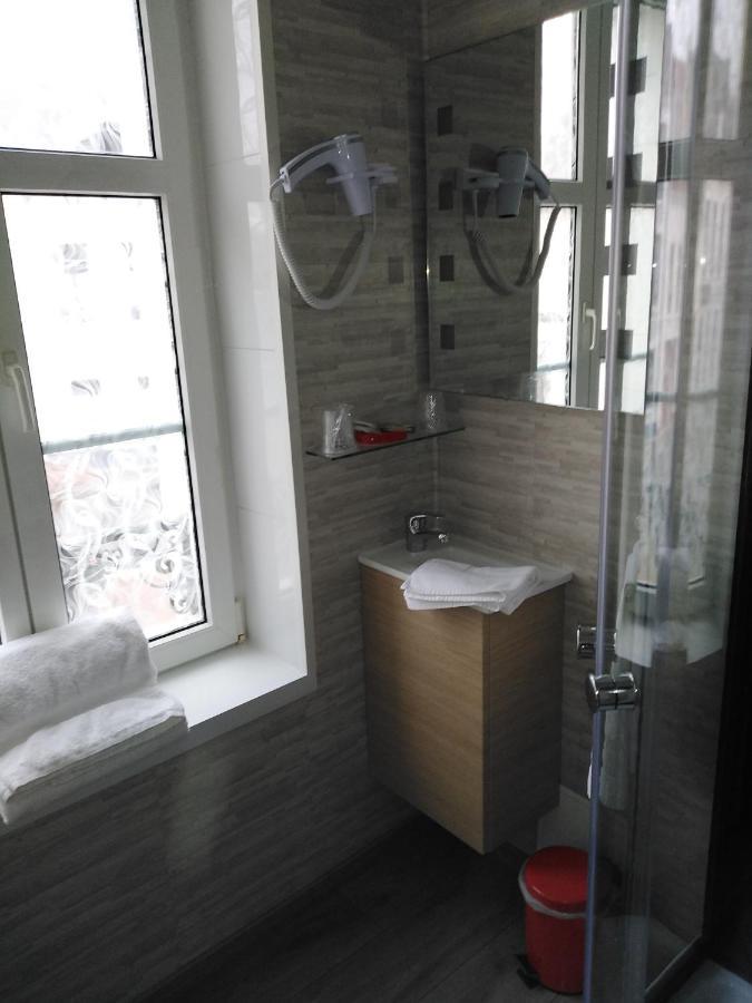 Les Remparts Hotel La Madelaine-sous-Montreuil Luaran gambar