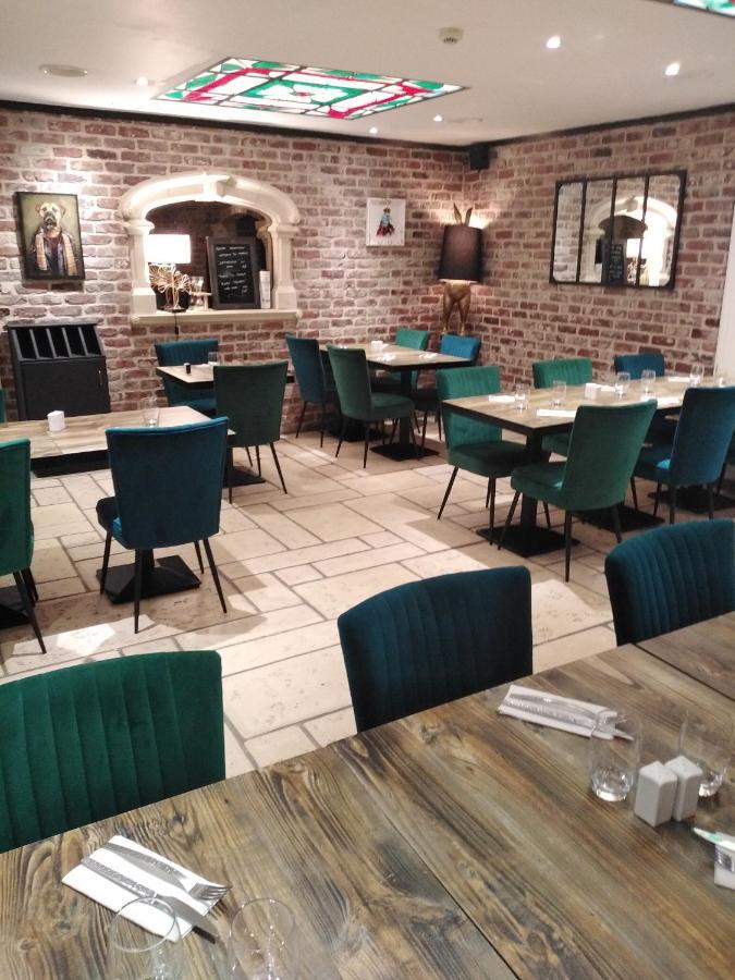 Les Remparts Hotel La Madelaine-sous-Montreuil Luaran gambar
